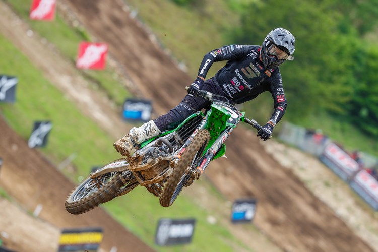 Jack Chambers charging to the front in his moto.